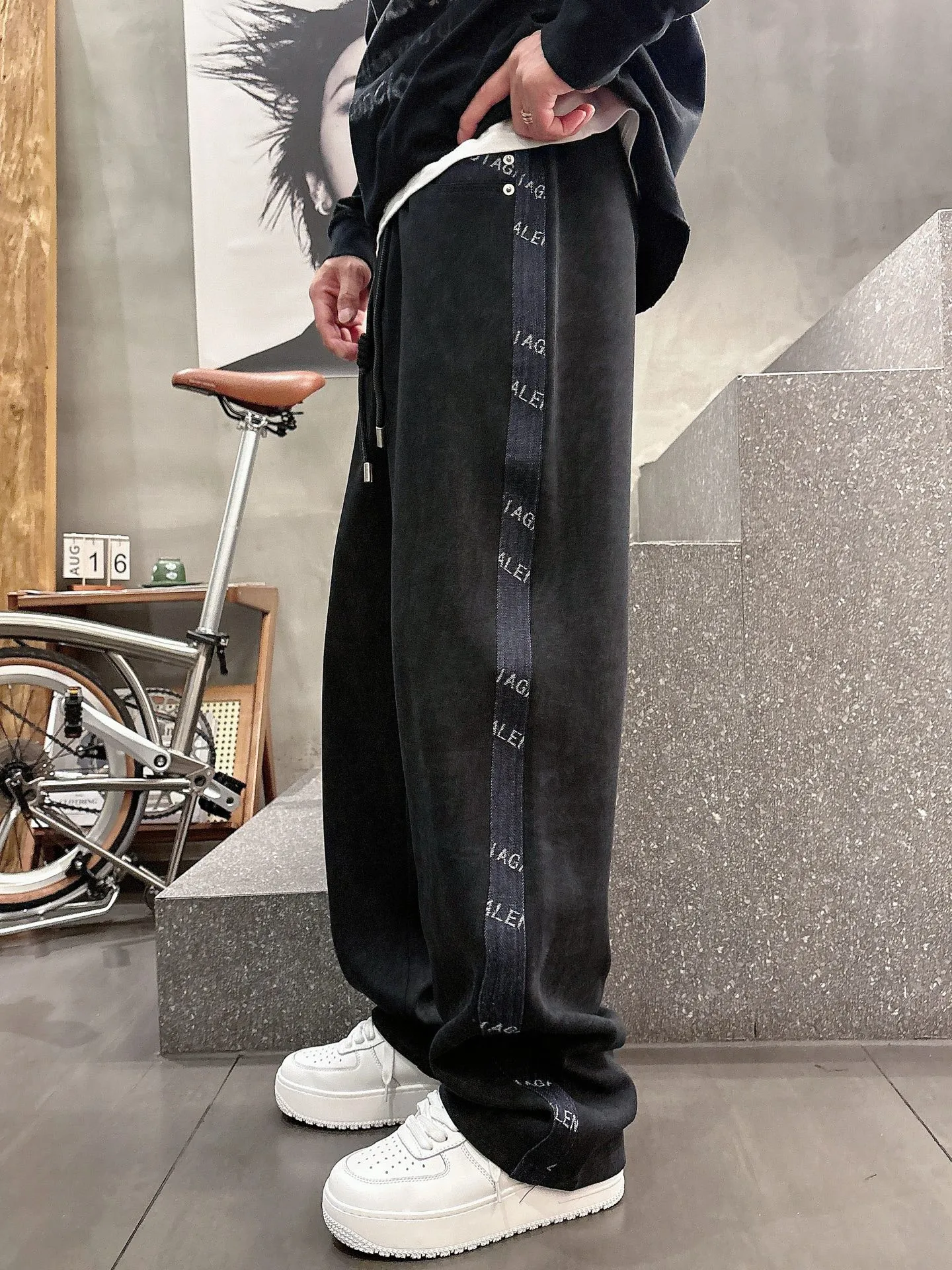 Balenciaga 🆕2026 Autumn and Winter New Arrival Casual Pants! The official website will be released simultaneously. Brand Classic LOGO casual pants, customized fabrics, excellent comfort and strong touch. Highly recognisable, perfect appearance and craftsmanship. Size:M-3XL